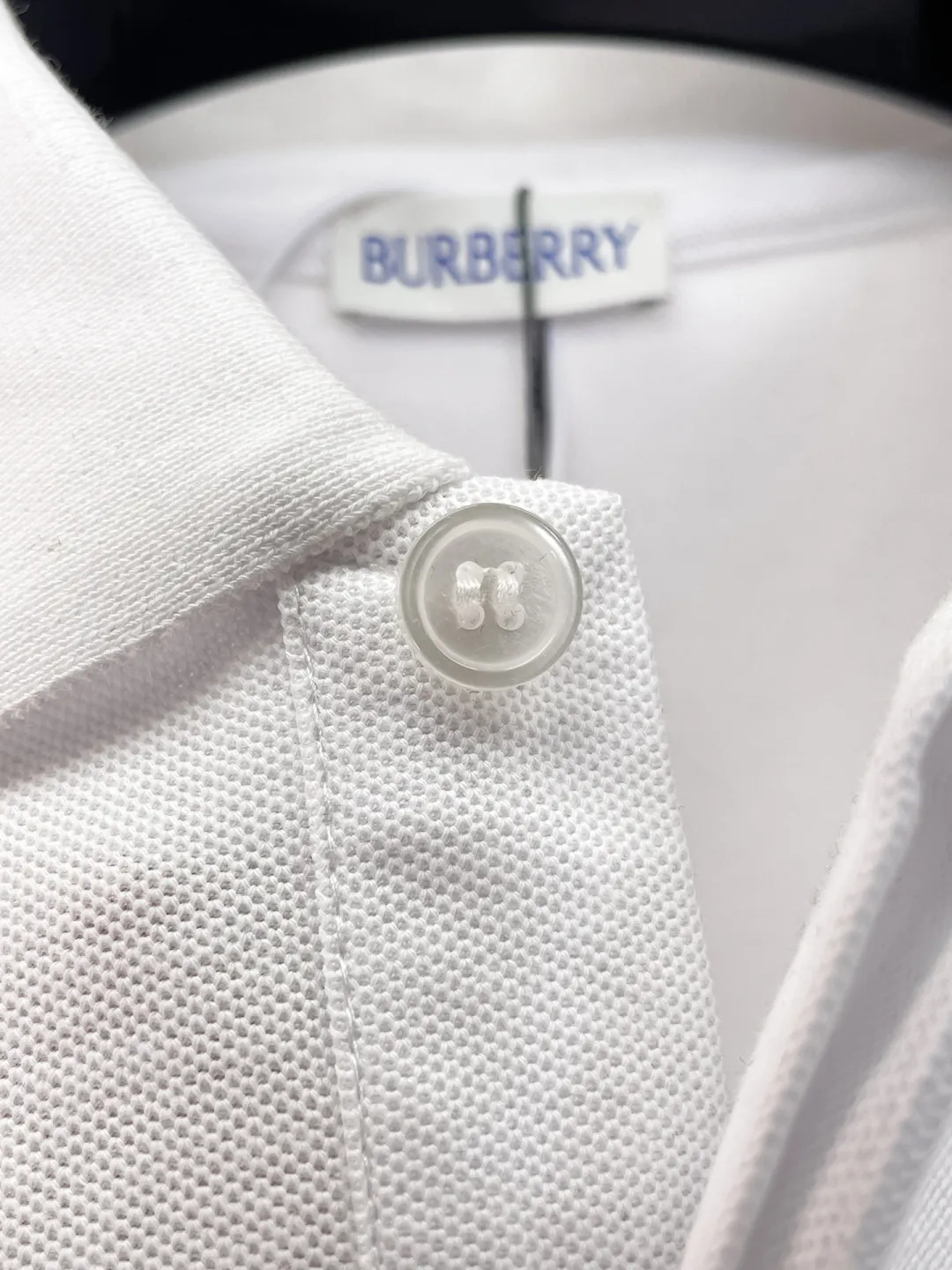 BURBERRY New Arrival Polo shirt, complete with three labels, original fabric, original customized accessories, official Same Style, using 210 grams of pure cotton pique fabric, customized same-tank dyed fabric, very comfortable and smooth to the touch, very wide and stylish, produced by a first-line brand on behalf of Factory, imported Behringer embroidery machine, embroidery is full and textured, imported Kangli direct-injection machine, printing is clear and textured, the collar rib is woven with imported yarn It will not lose shape after being worn for a long time. It is the most New Arrival style in spring and summer. It is fashionable and individual. It is super Versatile and looks good. It is very suitable for both men and women. It is a must-have for everyone. Size: S-XXL